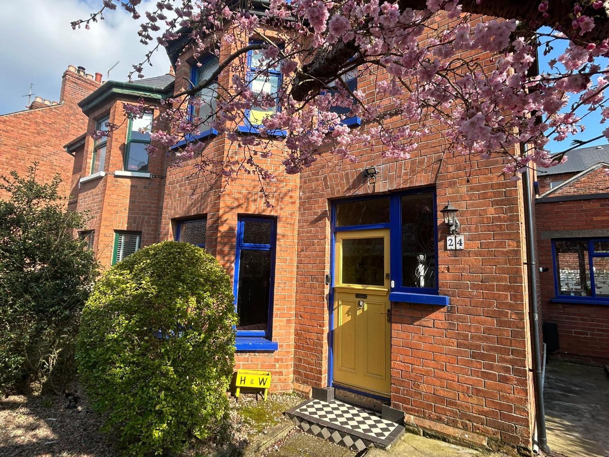 Holiday home Pass The Keys Colourful, Quirky Artist-owned 3 Bed Next To Cafes *